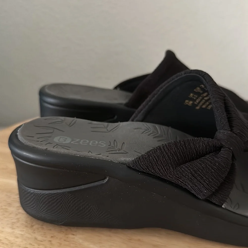 Bzees Smile More Bow-Strap Washable Sandal